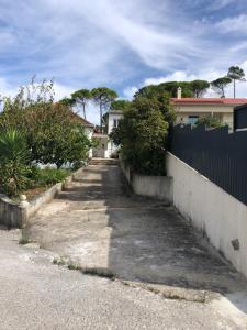 an empty driveway in front of a house at Casa refúgio 