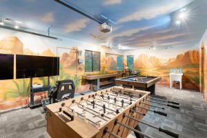 TV a/nebo společenská místnost v ubytování NEW! 1 Acre West Sedona Estate Spa Game Room Stunning View Direct Trail Access!