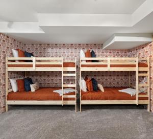 Postel nebo postele na pokoji v ubytování NEW! 1 Acre West Sedona Estate Spa Game Room Stunning View Direct Trail Access!