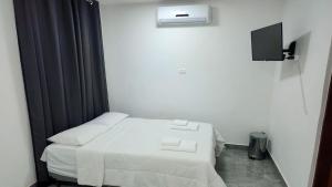 Giường trong phòng chung tại Maresias Suítes