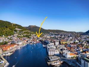 an aerial view of a city with a harbor at Varmt og hjemmekoselig Bergenshus med 2 leiligheter - i rolig smau i hjertet av Bergen in Bergen