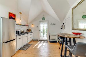 Dapur atau dapur kecil di Pet-Friendly Minneapolis Studio Walk to Lake!