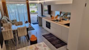 Kuchyň nebo kuchyňský kout v ubytování RIVA Design-Apartment - Stilvolles Studio für 2 Personen im Wallis + 21 fotografií