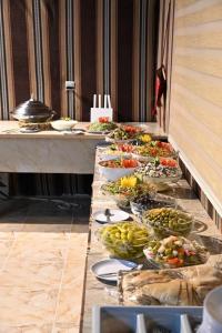 una línea de buffet con muchos platos de comida en Sunlight camp, en Wadi Rum