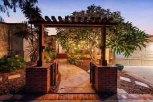 een pergola over een loopbrug in een tuin bij La Mesa Lookout with AC BBQ Firepit Pet Friendly in La Mesa