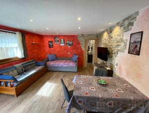 a living room with a couch and a table at Appartamento Serenella in Valdidentro