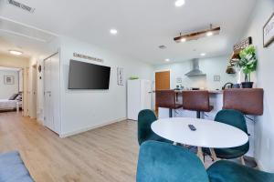 a living room with a table and chairs at Cozy 2 Bedroom apartment in Tannersville, minutes from Camelback Mountain in Tannersville