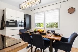 eine Küche und ein Esszimmer mit Tisch und Stühlen in der Unterkunft Svyvo Apartments Brühl - Parking Kitchen Balcony in Brühl