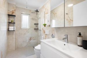 ein weißes Badezimmer mit Waschbecken und Toilette in der Unterkunft Svyvo Apartments Brühl - Parking Kitchen Balcony in Brühl