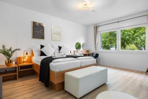 ein Schlafzimmer mit großem Bett und Fenster in der Unterkunft Svyvo Apartments Brühl - Parking Kitchen Balcony in Brühl