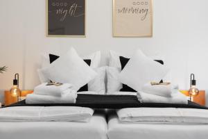 ein Zimmer mit einem Bett mit Kissen darauf in der Unterkunft Svyvo Apartments Brühl - Parking Kitchen Balcony in Brühl + 28 Fotos