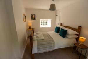 a bedroom with a bed and a window at Ames Cottage in Hinton