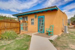 ein kleines Haus mit einem blauen Stuhl davor in der Unterkunft New Mexico Cottage Hot Springs Fed Tub On-Site in Truth or Consequences