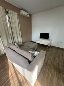 a living room with a couch and a television at Departamento Balcarce in San Martín