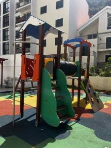 un parco giochi con uno scivolo in un parco di Island Heart- Family Retreat- Free parking garage a Ribeira Brava Altre 14 foto