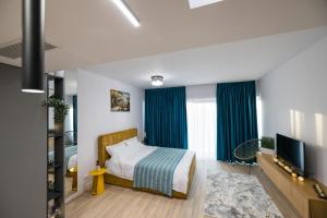 Cette chambre comprend un lit avec des rideaux bleus et une télévision. dans l'établissement High comfort by Best Residence, à Bucarest