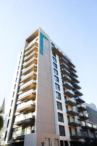 un grand bâtiment avec un panneau bleu dessus dans l'établissement High comfort by Best Residence, à Bucarest