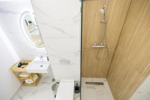 une salle de bain avec douche et lavabo dans l'établissement High comfort by Best Residence, à Bucarest 8 autres photos