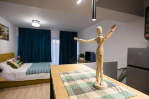 un mannequin en bois sur une table dans une chambre dans l'établissement High comfort by Best Residence, à Bucarest
