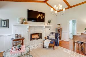 ein Wohnzimmer mit Kamin und Fernseher in der Unterkunft 3 Mi to Beach Pawleys Island Cottage in True Blue