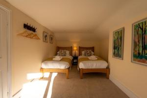 a room with two twin beds in a room at Hobbs Cottage in Hinton
