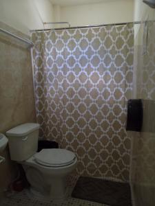 Hostal De María في سان كريستوبال دي لاس كازاس: حمام مع مرحاض ودش +47 صورة