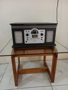 Hostal De María في سان كريستوبال دي لاس كازاس: راديو موضوع على طاولة زجاجية