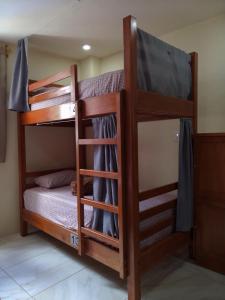 Hostal De María في سان كريستوبال دي لاس كازاس: سريرين بطابقين في غرفة