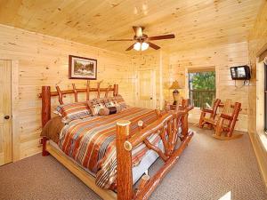 een slaapkamer met een bed in een blokhut bij Lumberjack Lodge Holiday home in Gatlinburg