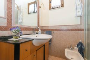łazienka z umywalką i toaletą w obiekcie Villa Cristina w mieście Trecase