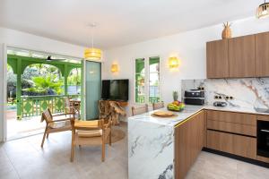 Dapur atau dapur kecil di Plage de la BaieOrientale - Villa d'exception 6p - Piscine privée