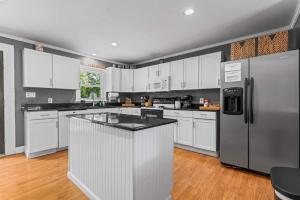 Kuchyň nebo kuchyňský kout v ubytování The Blue Bungalow - Stay for 8