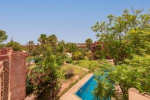an aerial view of a resort with a swimming pool and trees at Riad du Bab atlas in Marrakesh