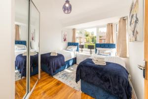 En eller flere senge i et værelse på Berkshire Spacious 4-Bed Family & Free Parking