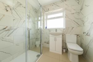 Ένα μπάνιο στο 4 Beds Free Parking Fully Equipped Home +22 φωτογραφίες