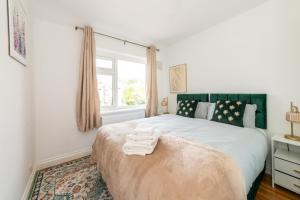 Ένα ή περισσότερα κρεβάτια σε δωμάτιο στο 4 Beds Free Parking Fully Equipped Home