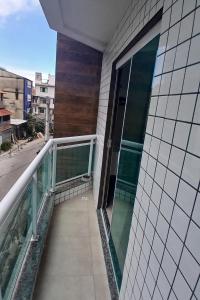 En balkon eller terrasse på Apt com Varanda 2 qdras Praia Pontal