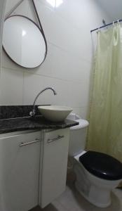 Et badeværelse på Apt com Varanda 2 qdras Praia Pontal + 2 billeder