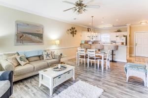 una sala de estar con un sofá y una mesa en Golf Getaway by Casino, Dolphin Cruises and Beach!, en Little River