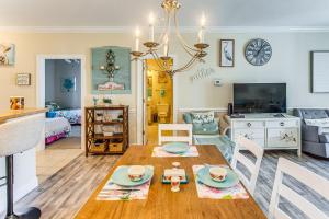 Una sala de estar con una mesa y un comedor. en Golf Getaway by Casino, Dolphin Cruises and Beach!, en Little River