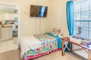Un dormitorio con una cama, una mesa y un televisor. en Golf Getaway by Casino, Dolphin Cruises and Beach!, en Little River 16 fotos más