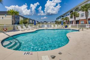 una piscina con tumbonas en un complejo en Golf Getaway by Casino, Dolphin Cruises and Beach!, en Little River