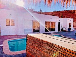 GualliguaicaにあるCasa de Montaña en Puclaro, Valle de Elquiの正面にプールがある家 +10枚の写真