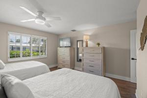 Ένα ή περισσότερα κρεβάτια σε δωμάτιο στο Jamaica Royale Beach Get-A-Way +43 φωτογραφίες