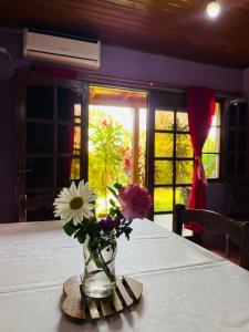 Un jarrón lleno de flores sobre una mesa. en Dpto Cómodo Céntrico Iguazú 1Y, en Puerto Iguazú