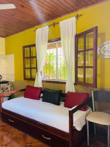 una cama en una habitación con ventana en Dpto Cómodo Céntrico Iguazú 1Y, en Puerto Iguazú