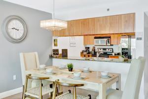 cocina con mesa, sillas y reloj en The Bay Suites - Brickell, en Miami