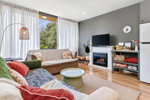 ein Wohnzimmer mit Couch und Kamin in der Unterkunft Fingal 1BR Sleeps 5 Apartment 28, Golf ,Beach, Hot Springs in Fingal