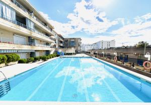 a large swimming pool in an apartment building at Apartamento con piscina y terraza recién reformado in Platja  d'Aro