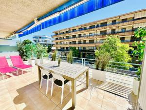 a balcony with a table and chairs and a building at Apartamento con piscina y terraza recién reformado in Platja  d'Aro
